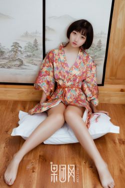 女生向前走